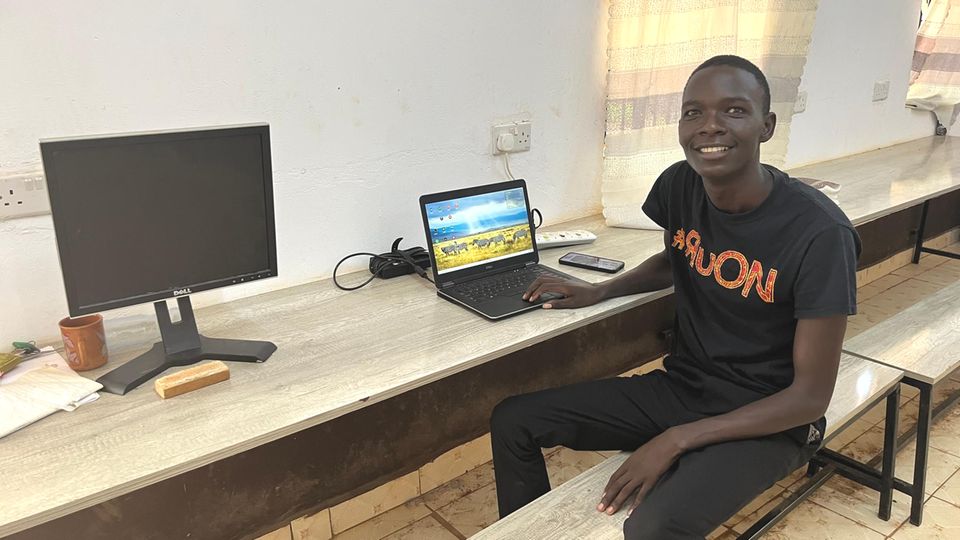 Update April 2024: Evans Rotich, einer der Programmiertrainer, im Computerraum der Primary School von Kinakoni Evans Rotich, einer der Programmiertrainer, im Computerraum der Primary School von Kinakoni