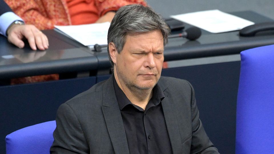 Robert Habeck sitzt auf der Regierungsbank im Bundestag