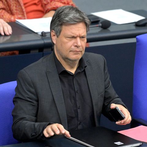 Robert Habeck sitzt auf der Regierungsbank im Bundestag