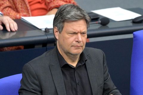 Robert Habeck sitzt auf der Regierungsbank im Bundestag