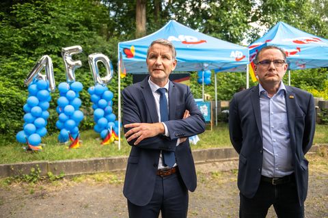 Die AfD-Politiker Björn Höcke und Tino Chrupalla bei einer Parteiveranstaltung