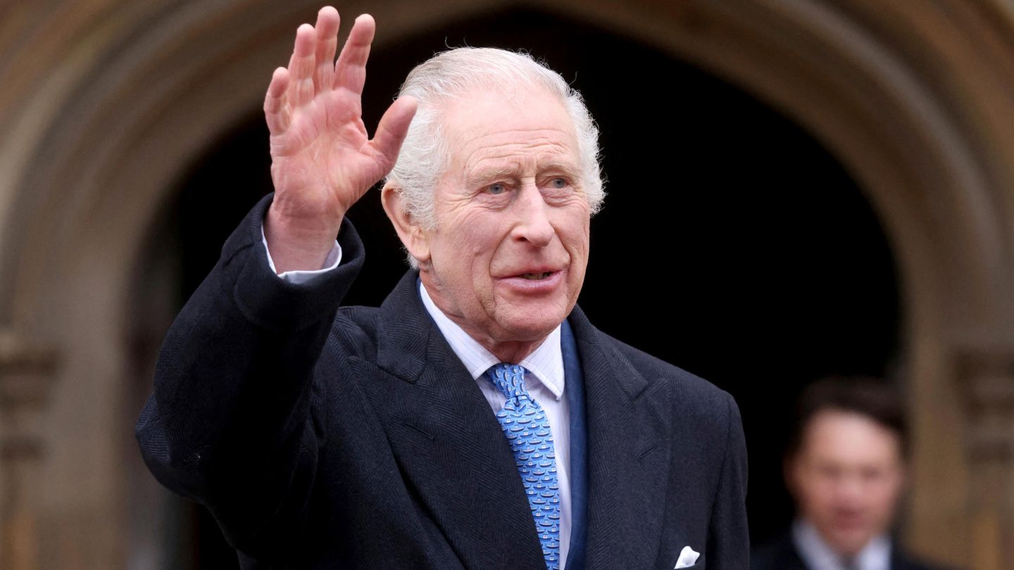 Charles III. winkt