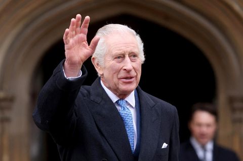 Charles III. winkt