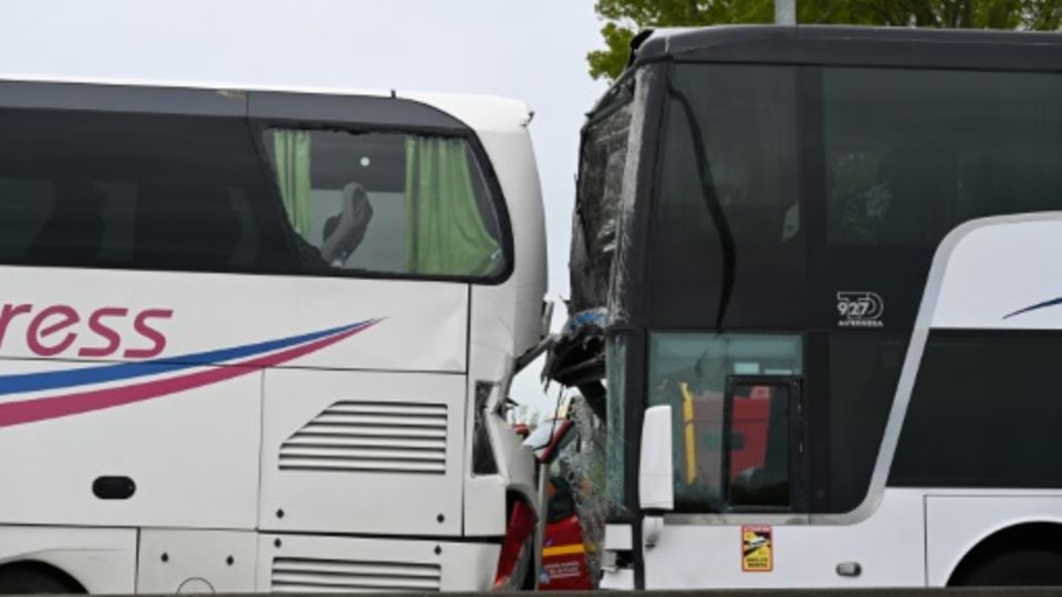 Beide Busse wurden bei dem Unfall beschädigt