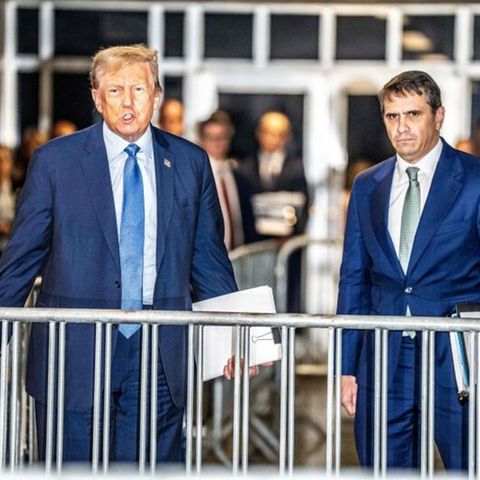 Der frühere US-Präsident Donald Trump und sein Chefanwalt Todd Blanche