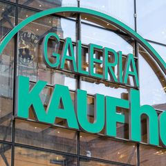 Der finanziell angeschlagene Warenhauskonzern Galeria Kaufhof schließt Ende August 16 seiner 92 Filialen
