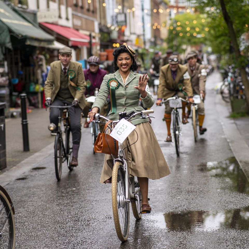 London, Vereinigtes Königreich. Radfahrer nehmen bei der jährlichen "Tweed Run" Radveranstaltung in London teil. Der Tweed Run ist eine großstädtische Fahrradtour , bei der sich die Teilnehmer in traditioneller britischer Kleidung im Retro-Stil, vorzugsweise Tweed, kleiden und mit alten Fahrrädern mitfahren.