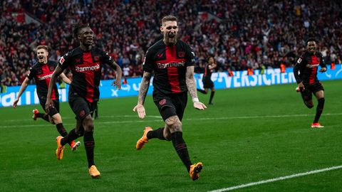 Leverkusens Josip Stanisic (l-r), Odilon Kossounou und Torschütze Robert Andrich jubeln nach dem Treffer zum 2:2 Ausgleich