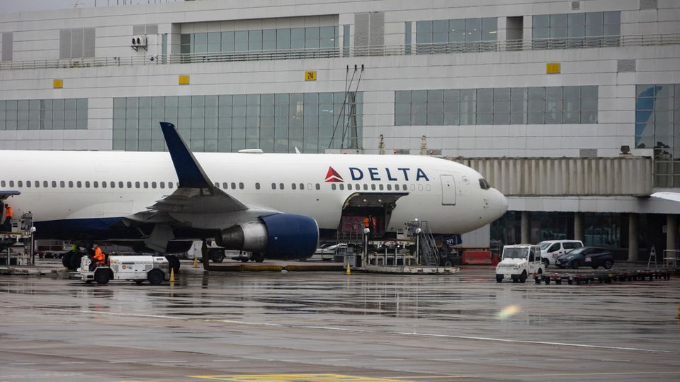 Boeing 767 von Delta Airlines steht am Flughafen von Brüssel