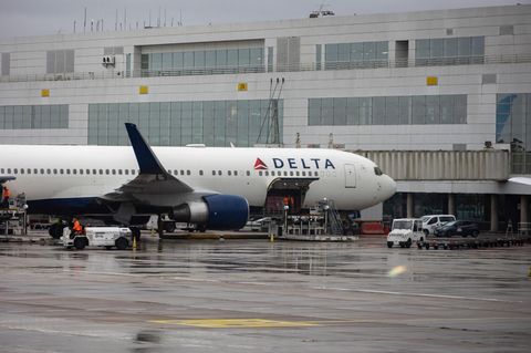 Boeing 767 von Delta Airlines steht am Flughafen von Brüssel