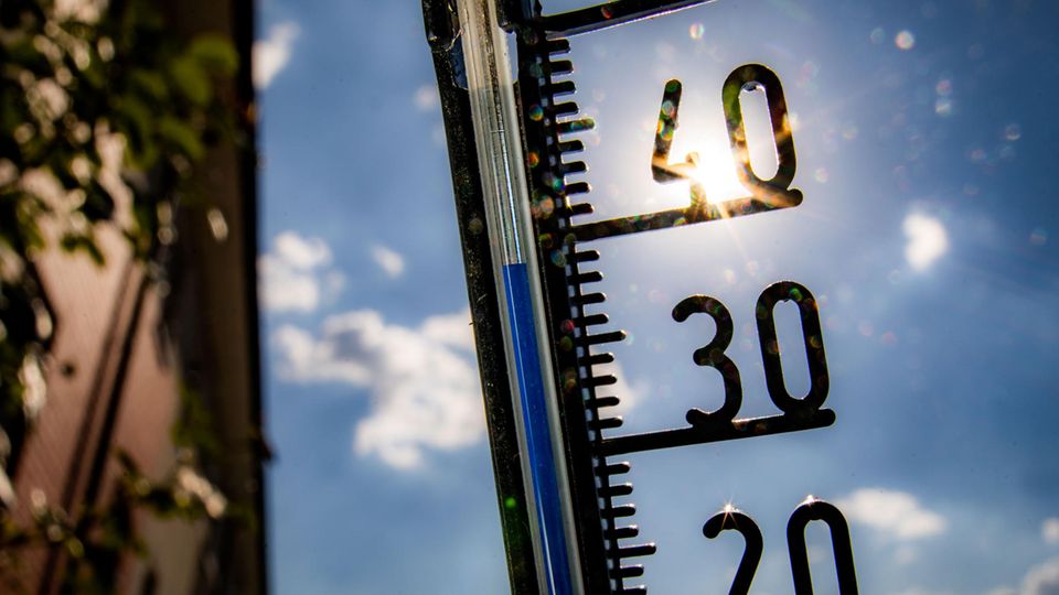 Symbolfoto für Wetter in Deutschland: Ein Thermometer an einer Hauswand klettert in Richtung der 40-Grad-Marke