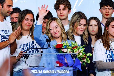 Italiens Ministerpräsidentin Giorgia Meloni (M)