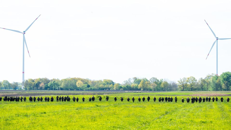 Bundeswehrsoldaten suchen mit einer Menschenkette auf einem Feld nach dem vermissten Arian