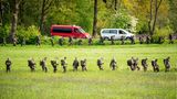 Die Einsatzkräfte durchsuchen gründlich die Felder und Wiesen der Gegend