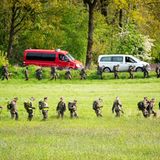 Die Einsatzkräfte durchsuchen gründlich die Felder und Wiesen der Gegend