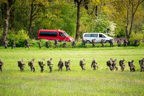 Die Einsatzkräfte durchsuchen gründlich die Felder und Wiesen der Gegend