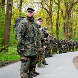 Die Menschenkette der Bundeswehrsoldaten durchkämmt auch die Wälder auf der Suche nach Arian
