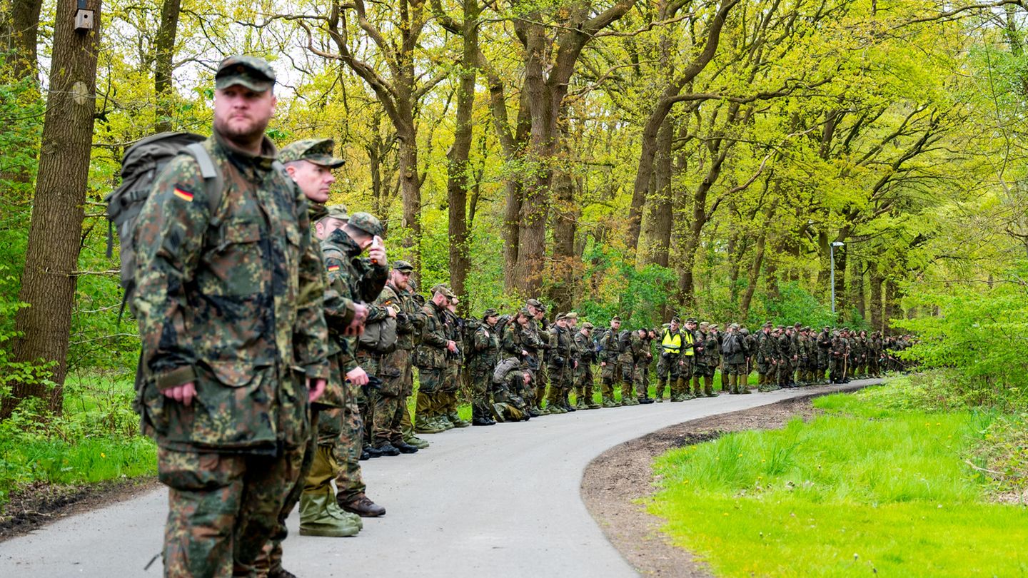 Die Menschenkette der Bundeswehrsoldaten durchkämmt auch die Wälder auf der Suche nach Arian