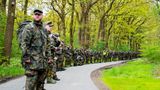 Die Menschenkette der Bundeswehrsoldaten durchkämmt auch die Wälder auf der Suche nach Arian