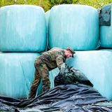 Ein Bundeswehrsoldat sucht nach einem vermissten Jungen