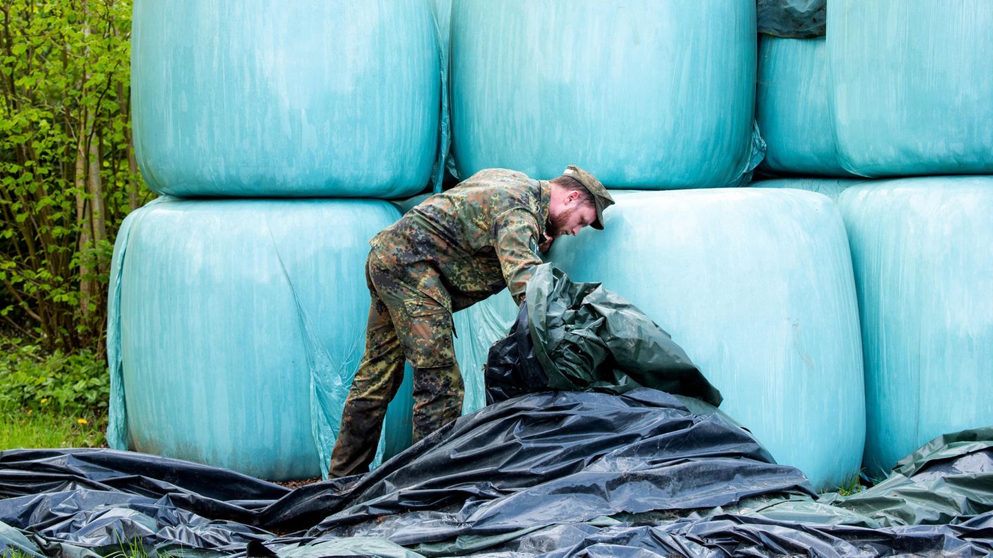 Ein Bundeswehrsoldat sucht nach einem vermissten Jungen
