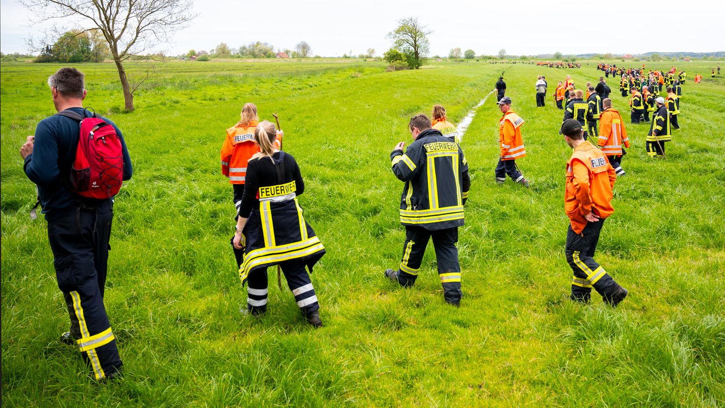 Auch zahlreiche Feuerwehrleute suchen mit einer Menschenkette nach Arian