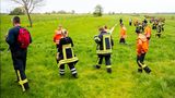 Auch zahlreiche Feuerwehrleute suchen mit einer Menschenkette nach Arian