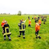 Auch zahlreiche Feuerwehrleute suchen mit einer Menschenkette nach Arian