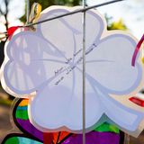 "Arian, bitte komm schnell wieder nach Hause" steht auf einem gebastelten Kleeblatt