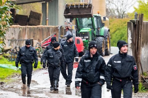 Auf der Suche nach Arian: Polizisten durchkämmen den Heimatort des Vermissten