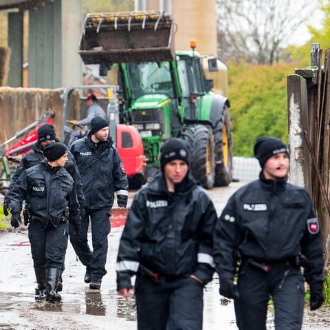 Auf der Suche nach Arian: Polizisten durchkämmen den Heimatort des Vermissten