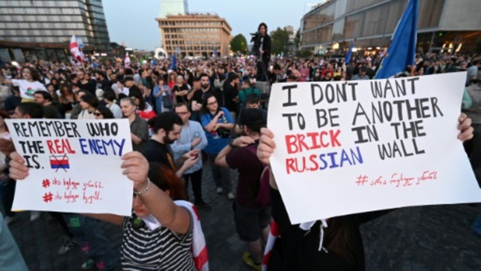 Demonstranten am Sonntag in Tiflis