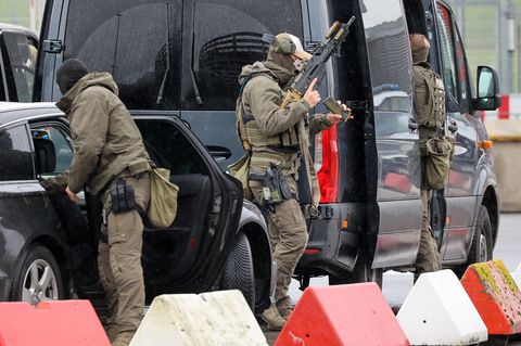 Schwer bewaffnete Spezialkräfte der Polizei beim Einsatz bei der Geisenahme am Flughafen Hamburg