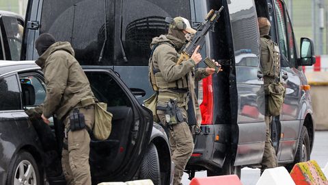 Schwer bewaffnete Spezialkräfte der Polizei beim Einsatz bei der Geisenahme am Flughafen Hamburg