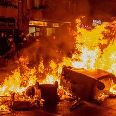 Brennende Barrikaden am 1. Mai 2021 in Berlin