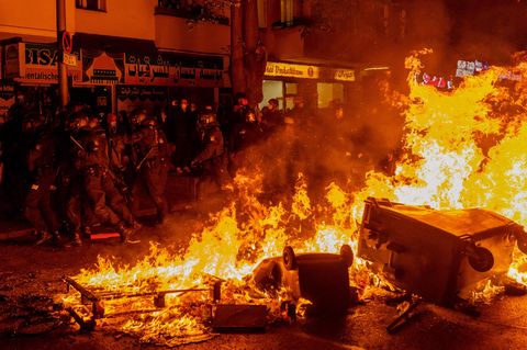 Brennende Barrikaden am 1. Mai 2021 in Berlin