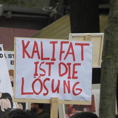 "Kalifat ist die Lösung" steht auf einem Schild, das ein Demonstrant