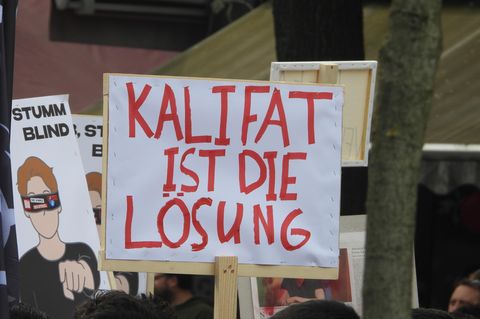 "Kalifat ist die Lösung" steht auf einem Schild, das ein Demonstrant