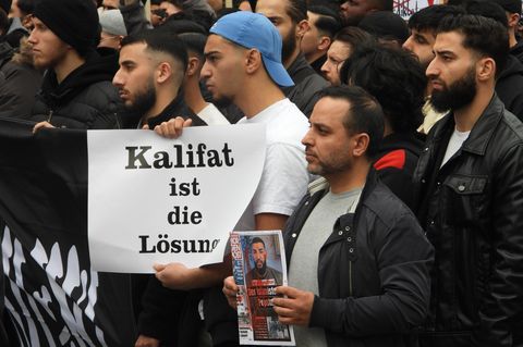Mehr als 1000 Teilnehmende demonstrieren am Wochenende in Hamburg und fordern ein Kalifat.