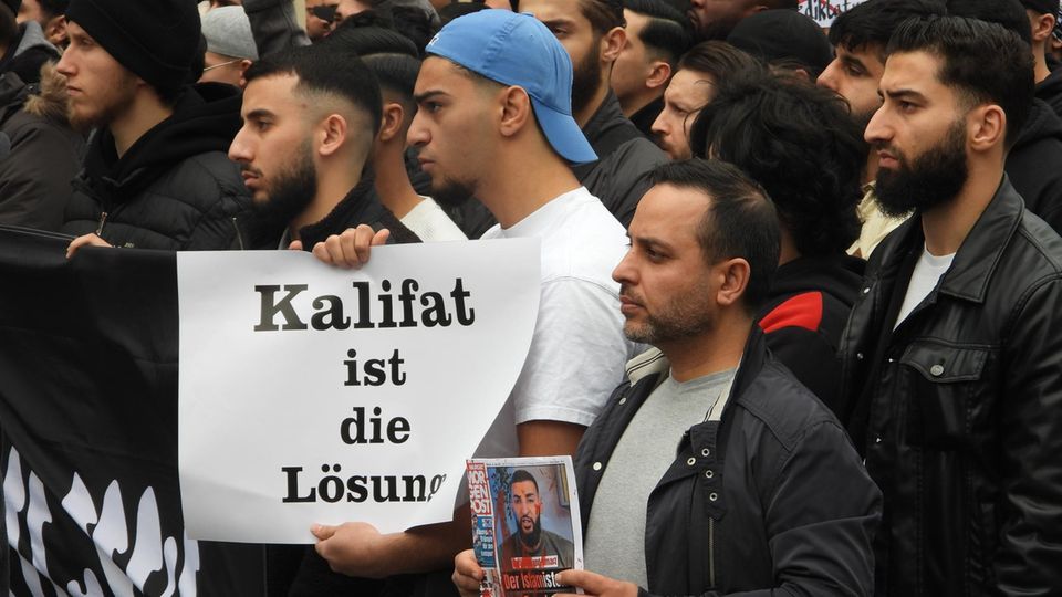 Mehr als 1000 Teilnehmende demonstrieren am Wochenende in Hamburg und fordern ein Kalifat.