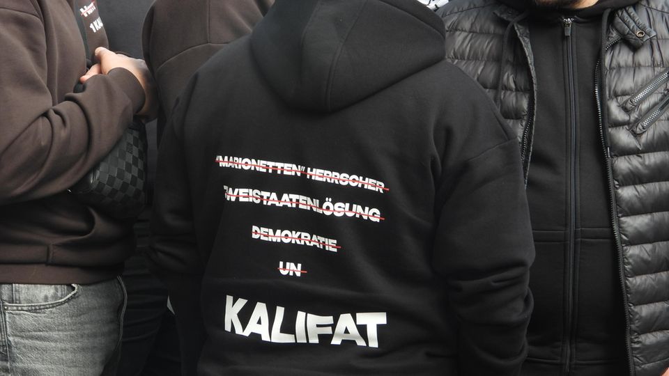 Muss man das aushalten? Ein Demo-Teilnehmer wirbt in Hamburg für ein Kalifat.