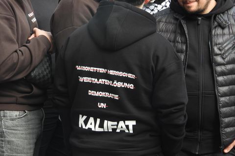 Muss man das aushalten? Ein Demo-Teilnehmer wirbt in Hamburg für ein Kalifat.