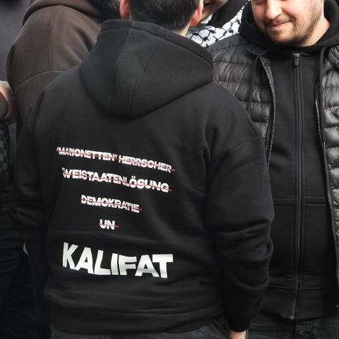 Muss man das aushalten? Ein Demo-Teilnehmer wirbt in Hamburg für ein Kalifat.
