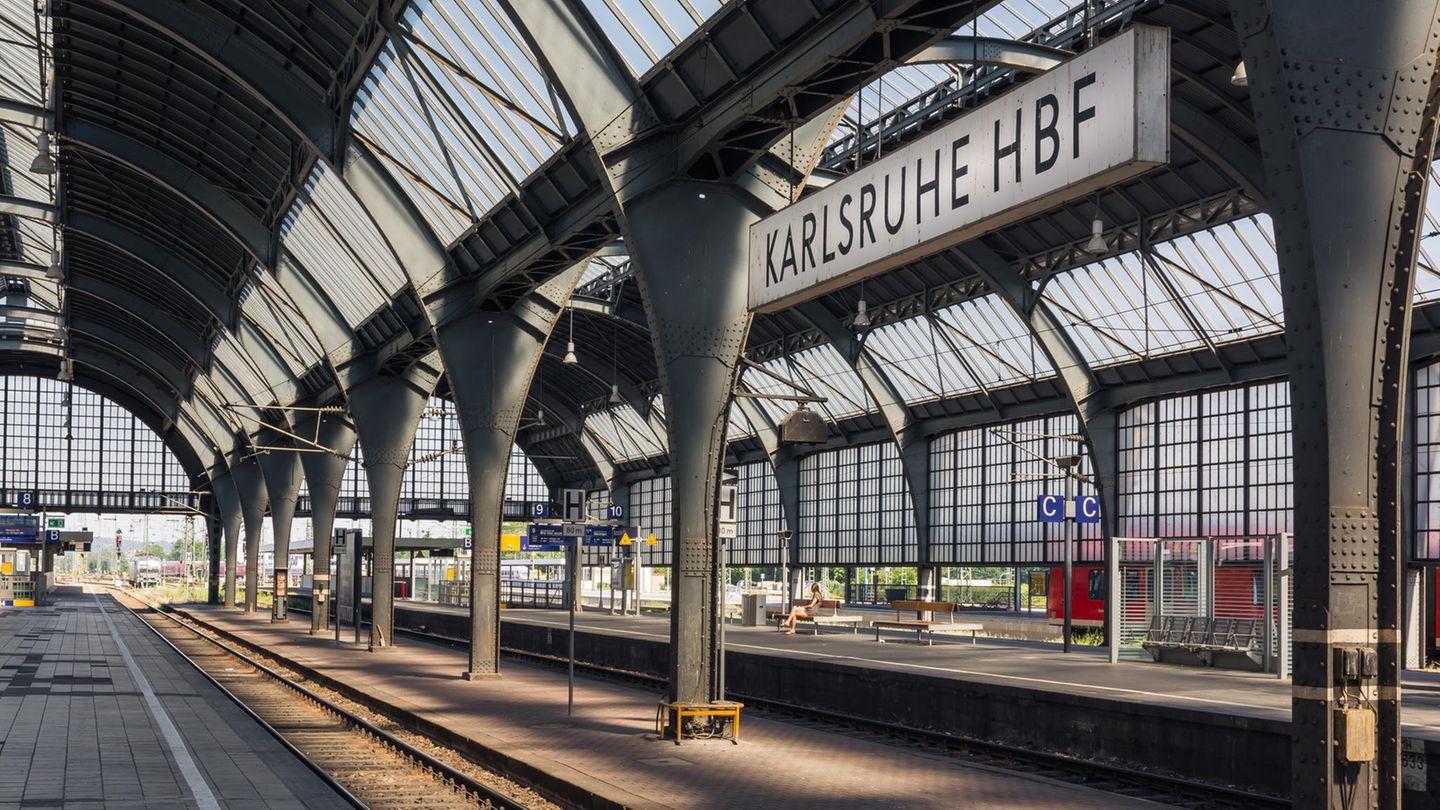 Der Hauptbahnhof in Karlsruhe Der Hauptbahnhof in Karlsruhe