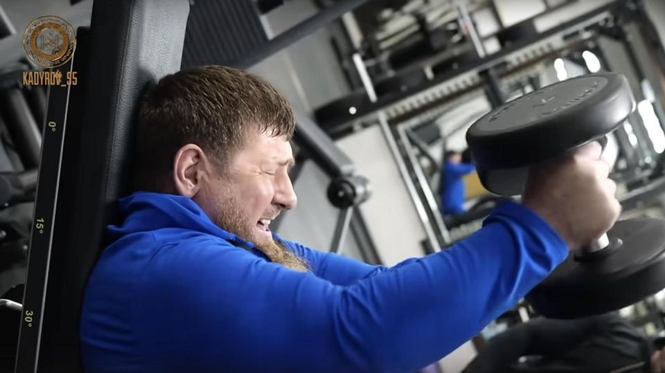 Wie krank ist Ramsan Kadyrow? In einem Video auf dem sozialen Netzwerk VK postete er ein Video aus dem Fitnessstudio – auf dem allerdings auch sein Arzt im Hintergrund dabeistand.