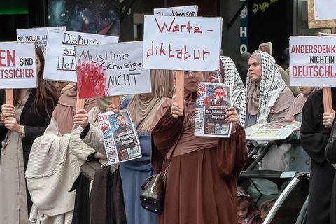Verschleierte Muslima protestieren gegen angebliche Islamfeindlichkeit in Deutschland. Gerufen hatte eine Gruppe von Islamisten