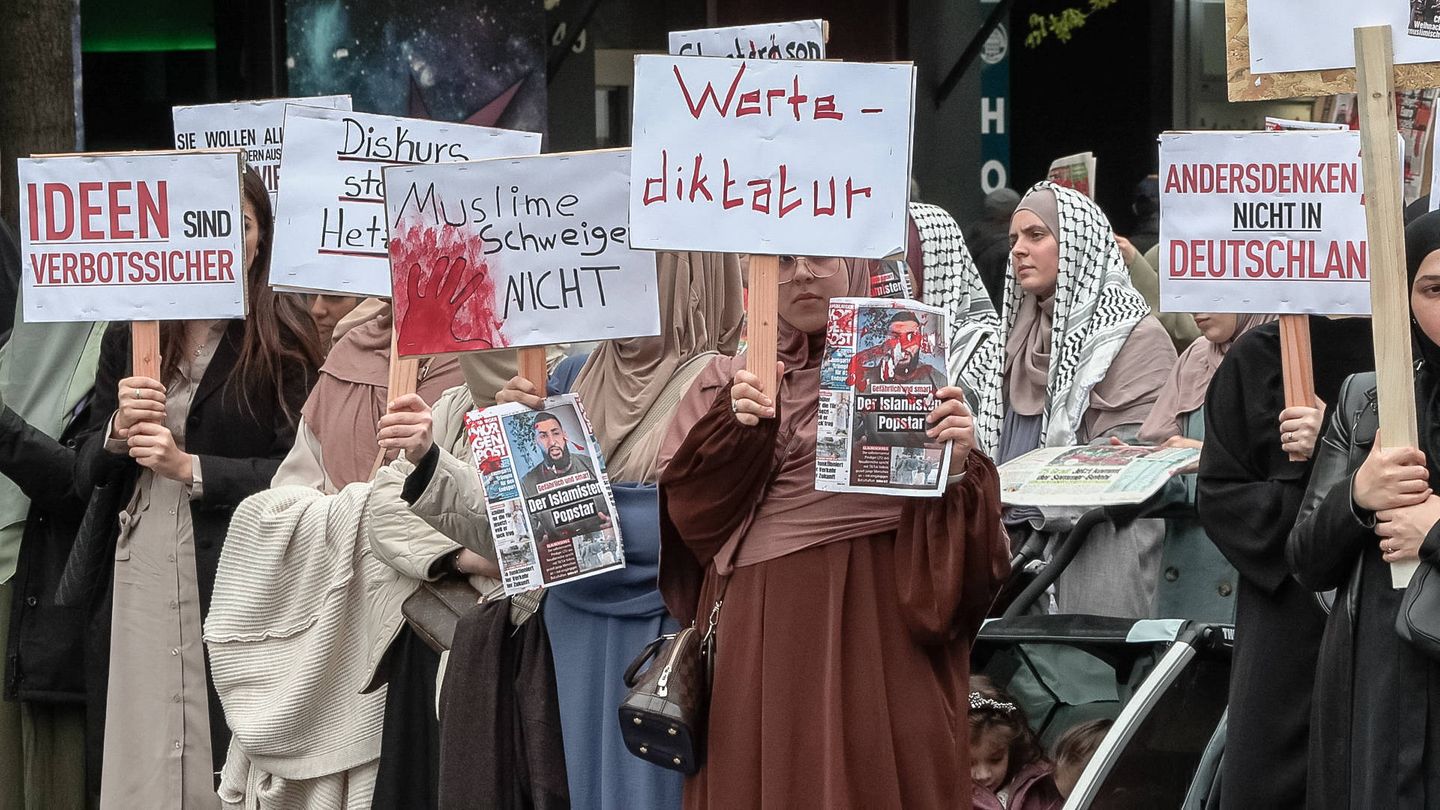 Verschleierte Muslime protestieren gegen angebliche Islamophobie in Deutschland.  Eine Gruppe von Islamisten rief an