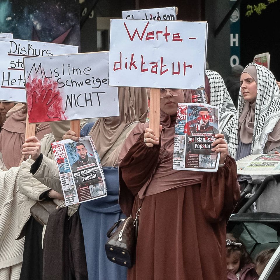 Verschleierte Muslima protestieren gegen angebliche Islamfeindlichkeit in Deutschland. Gerufen hatte eine Gruppe von Islamisten