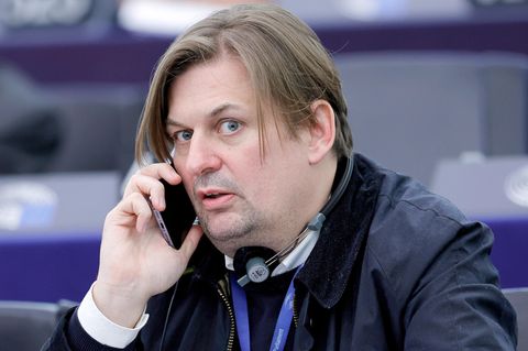 AfD-Politiker Maximilian Krah telefoniert
