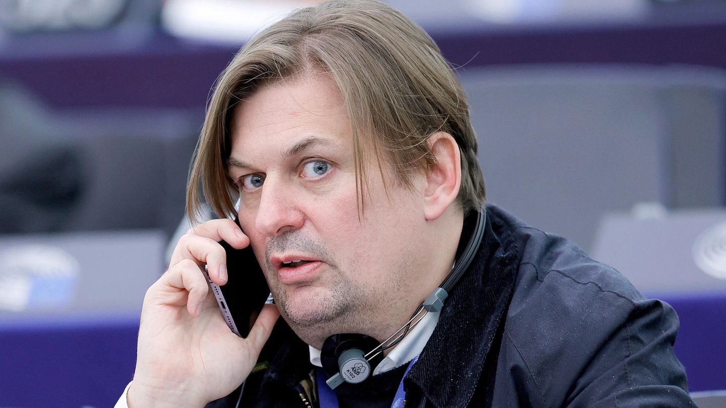 AfD-Politiker Maximilian Krah telefoniert